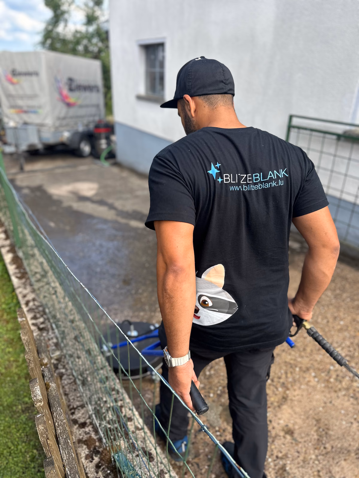 Blitzeblank Teammitglied im Firmenshirt mit Waschbär-Logo beim Reinigungseinsatz