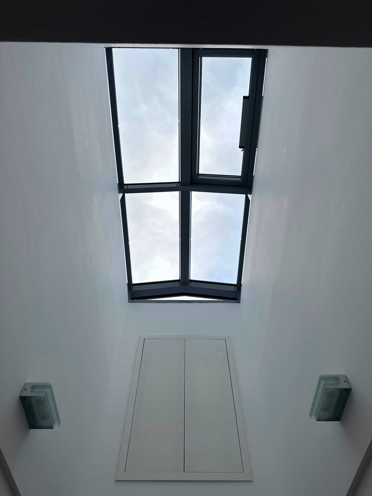 Sauber gereinigtes, klares Dachfenster-Oberlicht nach der Reinigung