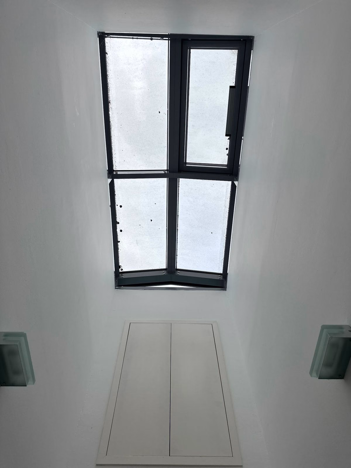 Verschmutztes Dachfenster-Oberlicht mit Flecken vor der Reinigung