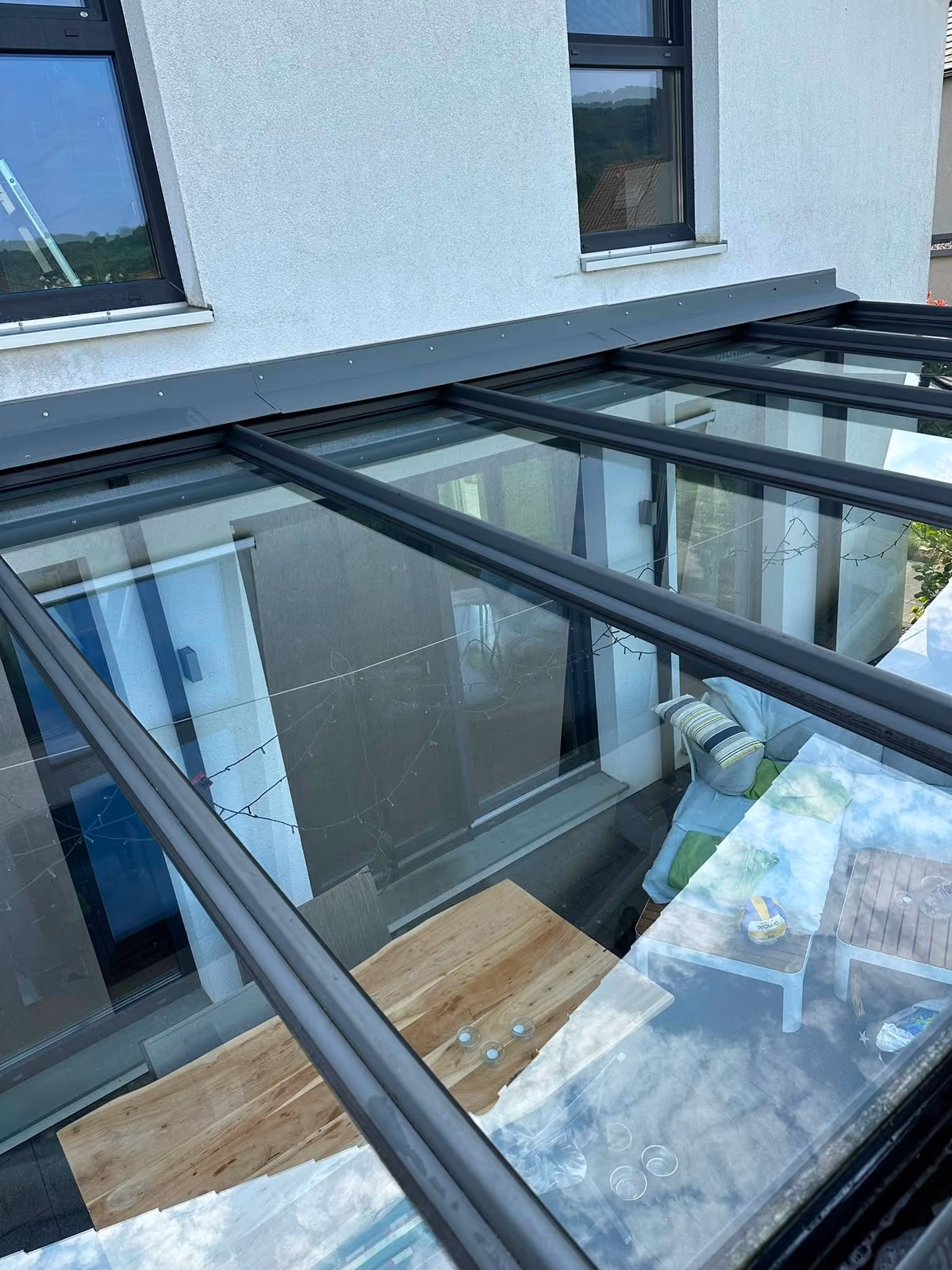 Gereinigtes Glasdach über einer Terrasse mit klarer Sicht in den Himmel