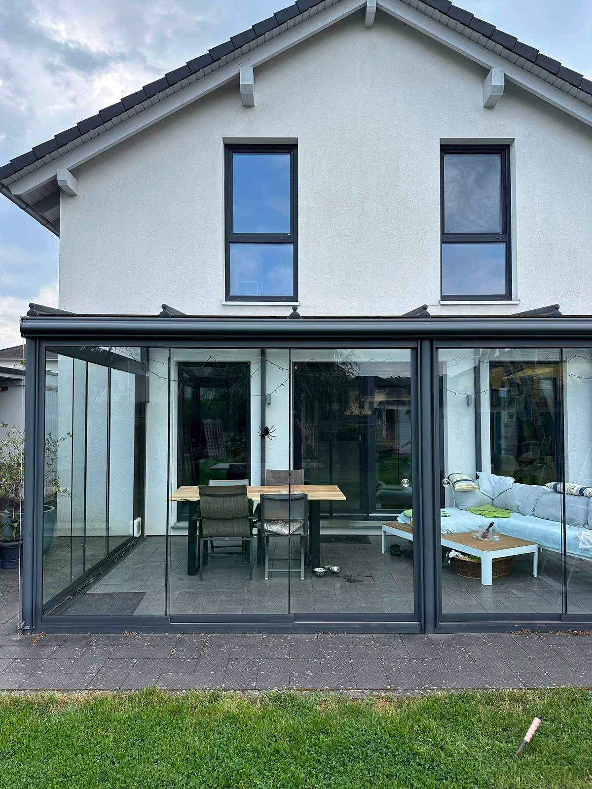 Gereinigter Glas-Wintergarten mit klaren Glasflächen nach der Fensterreinigung