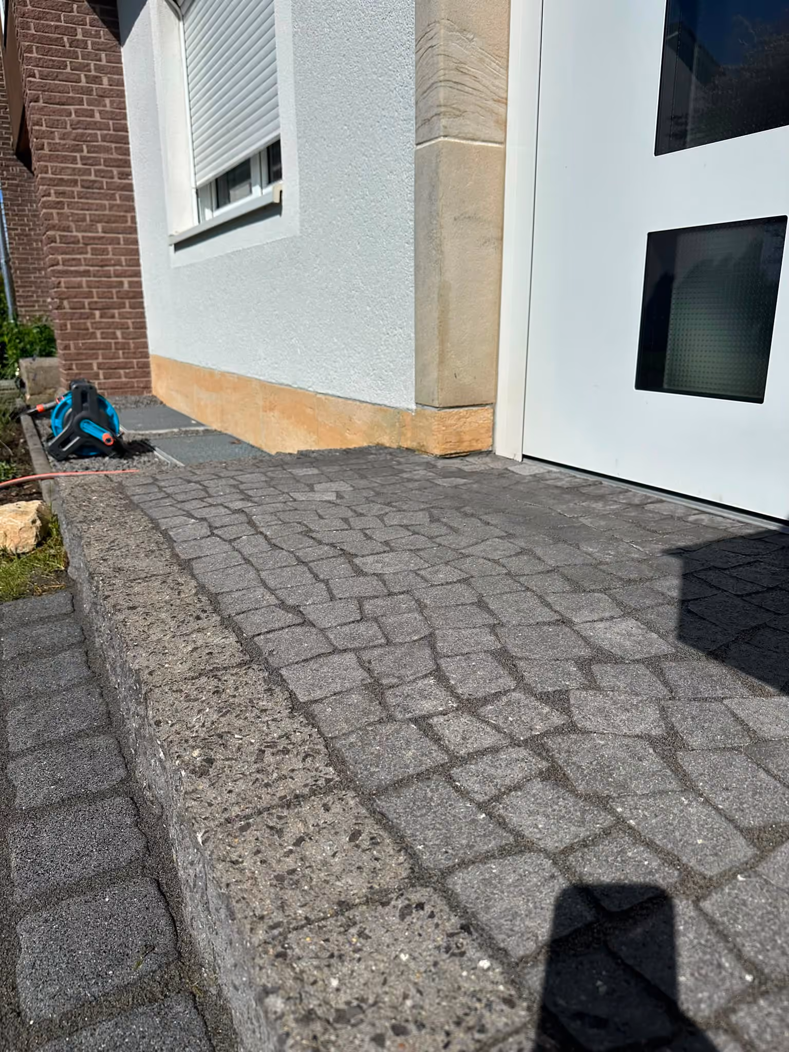 Gereinigtes Kleinpflaster im Eingangsbereich nach der Steinreinigung
