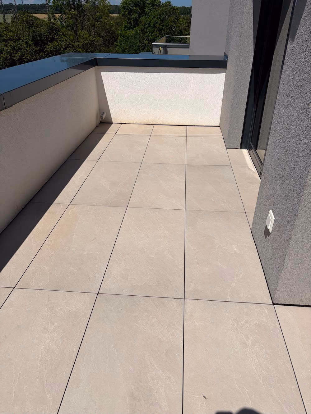 Saubere großformatige Terrassenfliesen nach der Reinigung