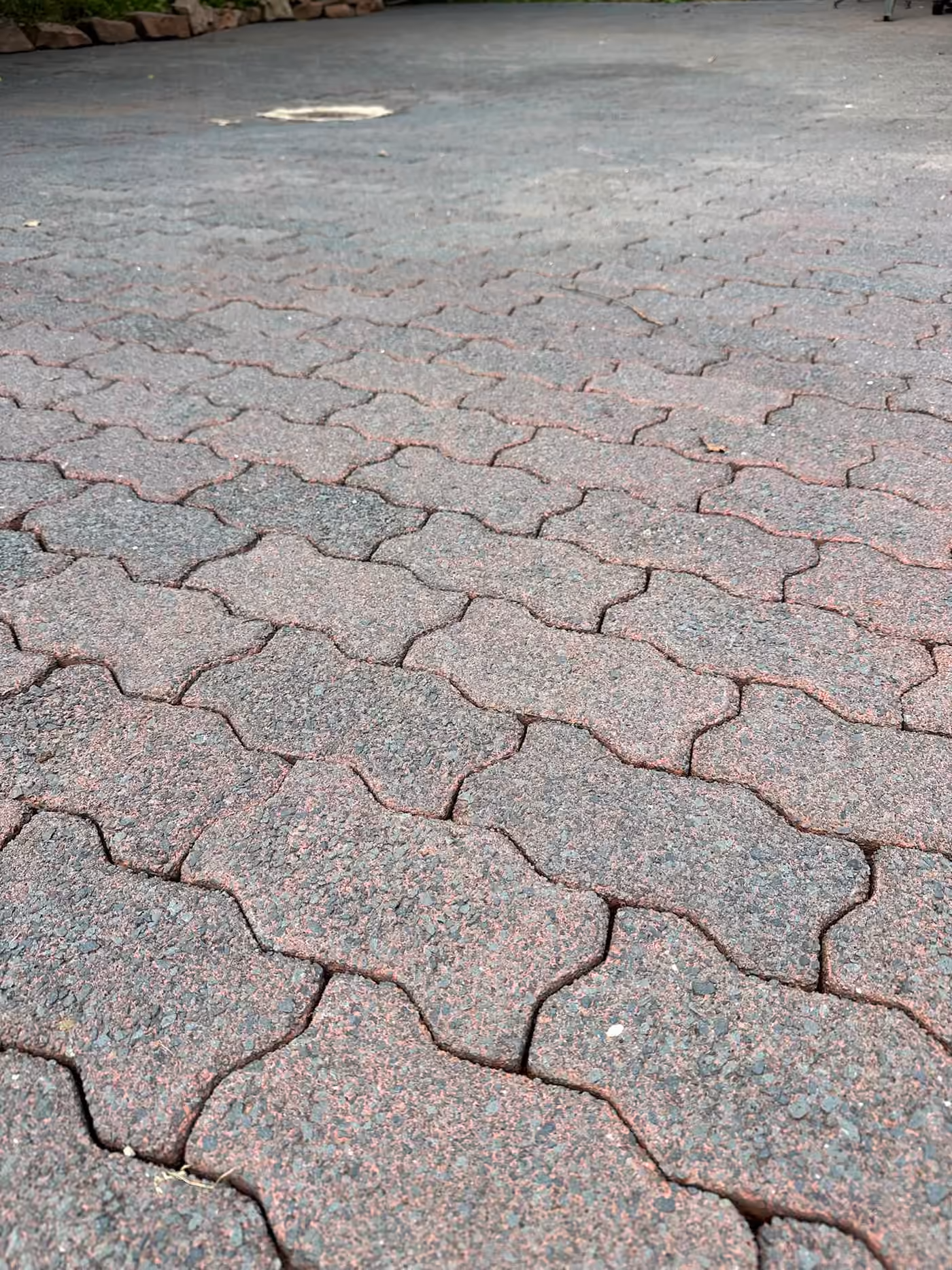 Detailaufnahme von gereinigtem rot-schwarzem Verbundpflaster